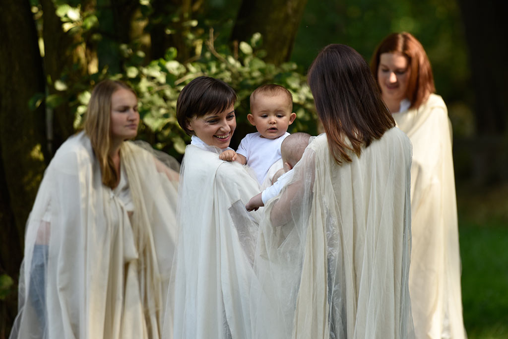 Sesja fotograficzna karmiących mam widziana okiem aparatu