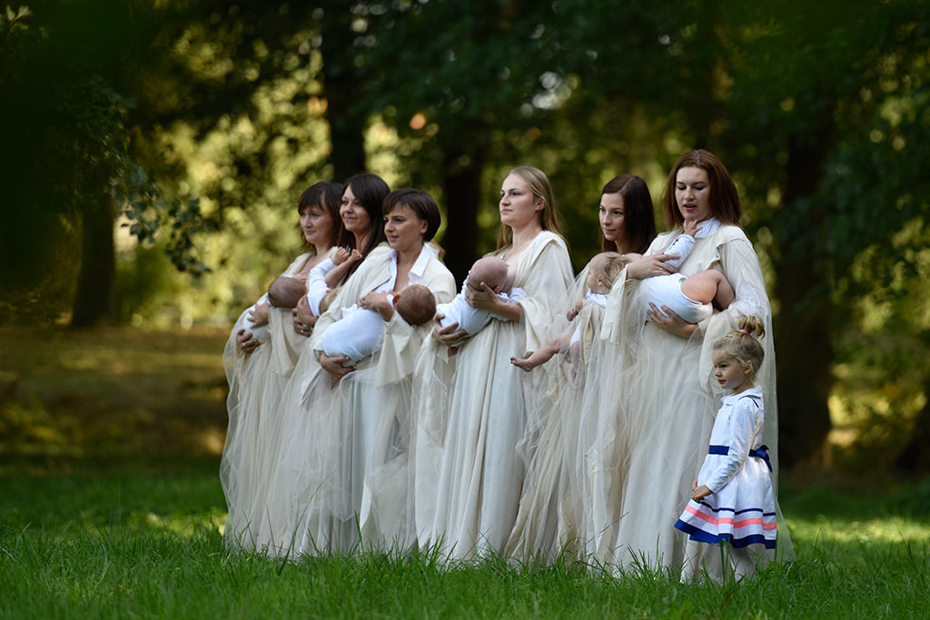 Sesja fotograficzna karmiących mam widziana okiem aparatu