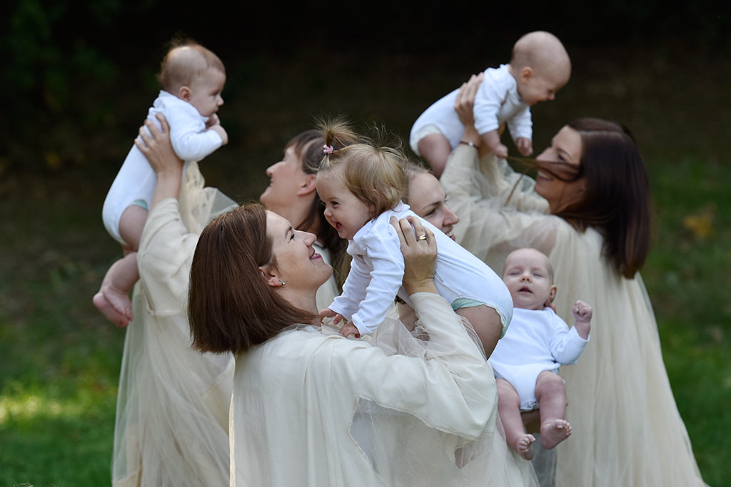 Sesja fotograficzna karmiących mam widziana okiem aparatu