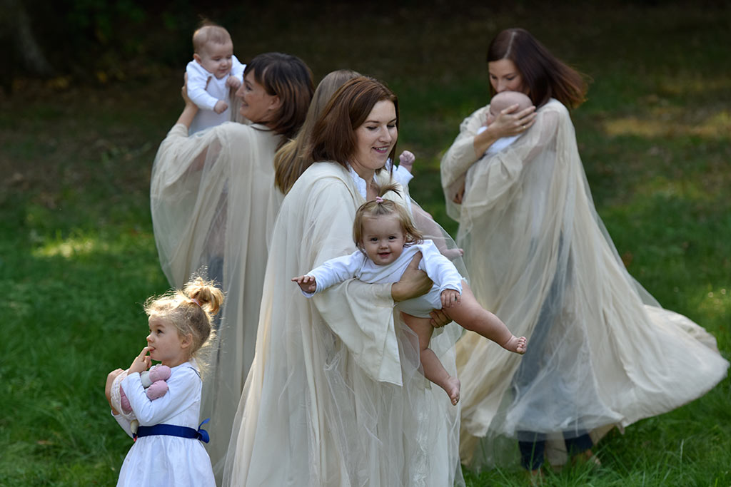 Sesja fotograficzna karmiących mam widziana okiem aparatu