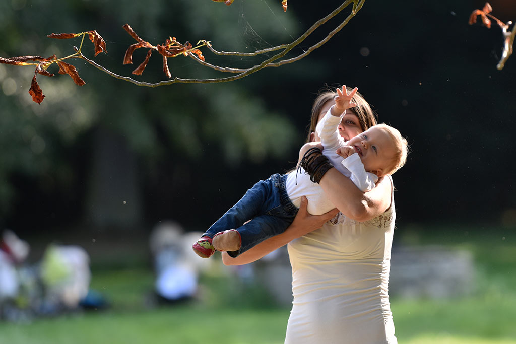 Sesja fotograficzna karmiących mam widziana okiem aparatu