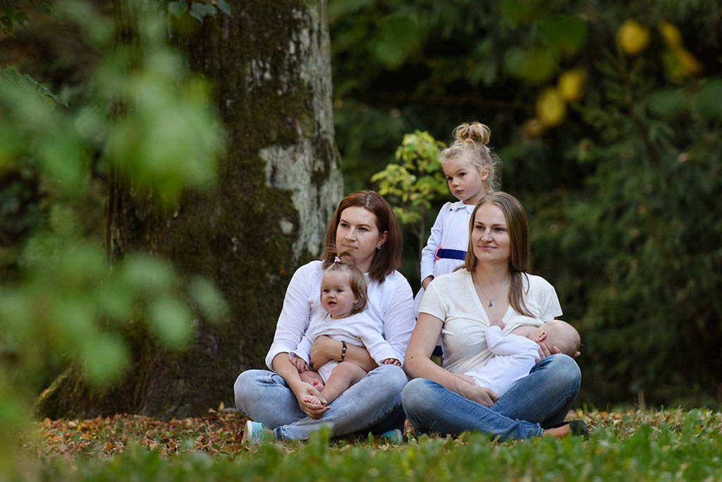 Sesja fotograficzna karmiących mam widziana okiem aparatu