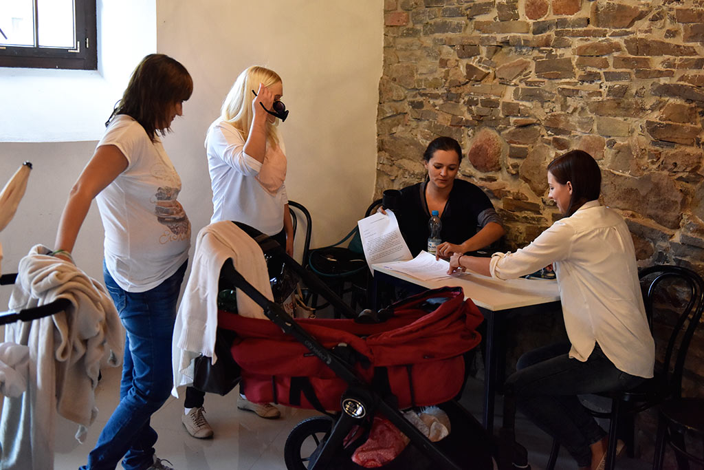 Sesja fotograficzna karmiących mam widziana okiem aparatu