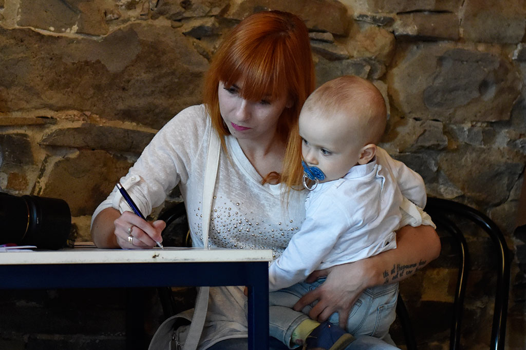 Sesja fotograficzna karmiących mam widziana okiem aparatu