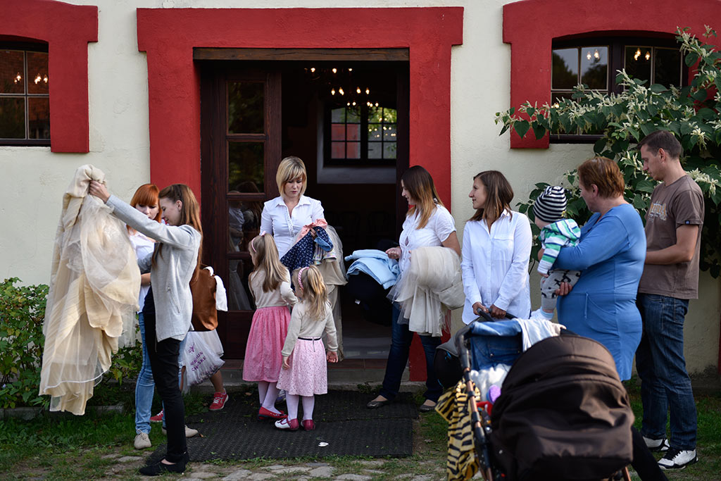 Sesja fotograficzna karmiących mam widziana okiem aparatu