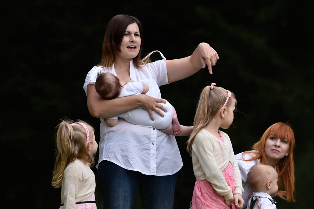 Sesja fotograficzna karmiących mam widziana okiem aparatu