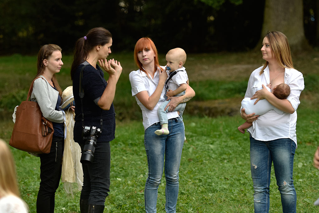 Sesja fotograficzna karmiących mam widziana okiem aparatu