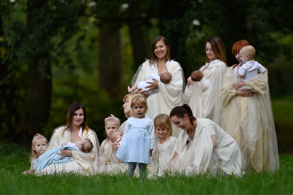 Sesja fotograficzna karmiących mam widziana okiem aparatu