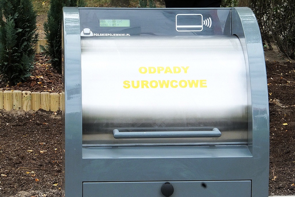 Mieszkańcy ulicy Kosmicznej mają podziemny śmietnik
