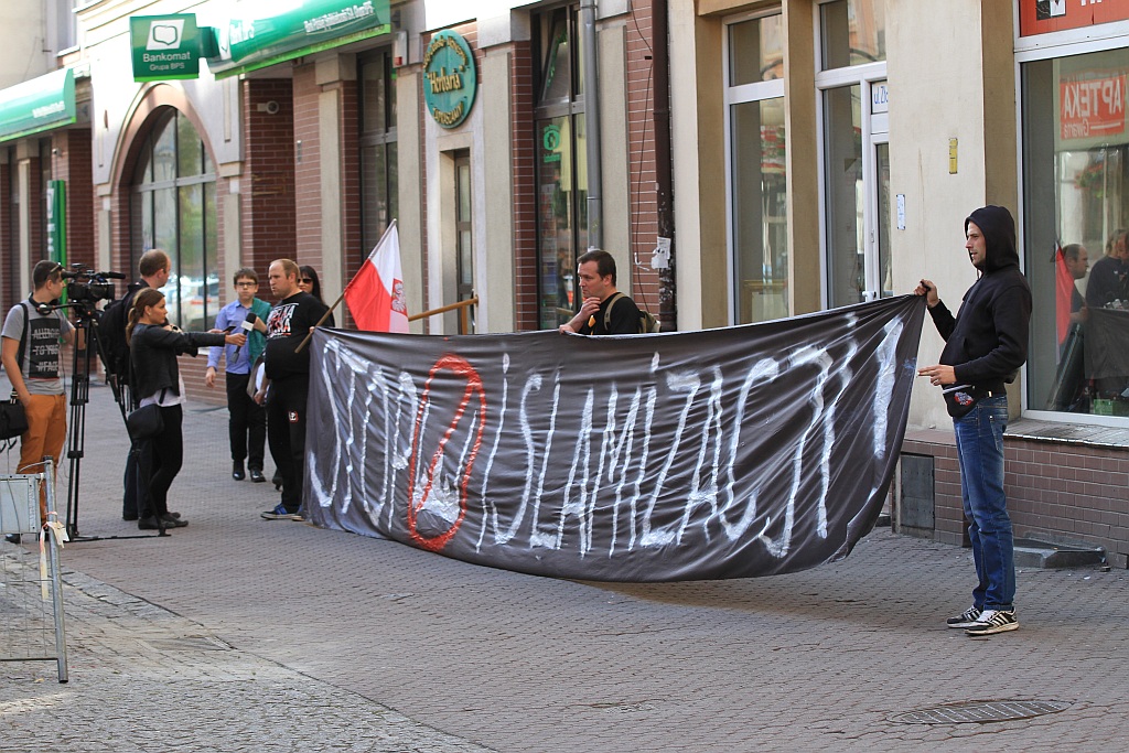 Zwolennicy Kukiza protestowali w Rynku przeciwko uchodźcom