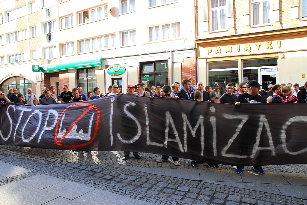 Zwolennicy Kukiza protestowali w Rynku przeciwko uchodźcom