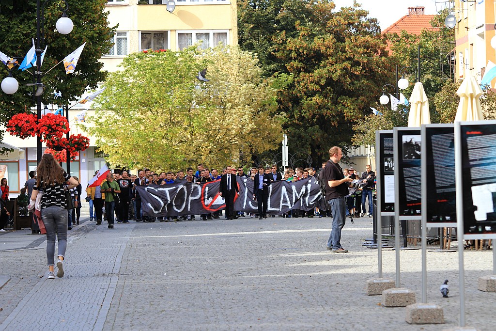 Zwolennicy Kukiza protestowali w Rynku przeciwko uchodźcom