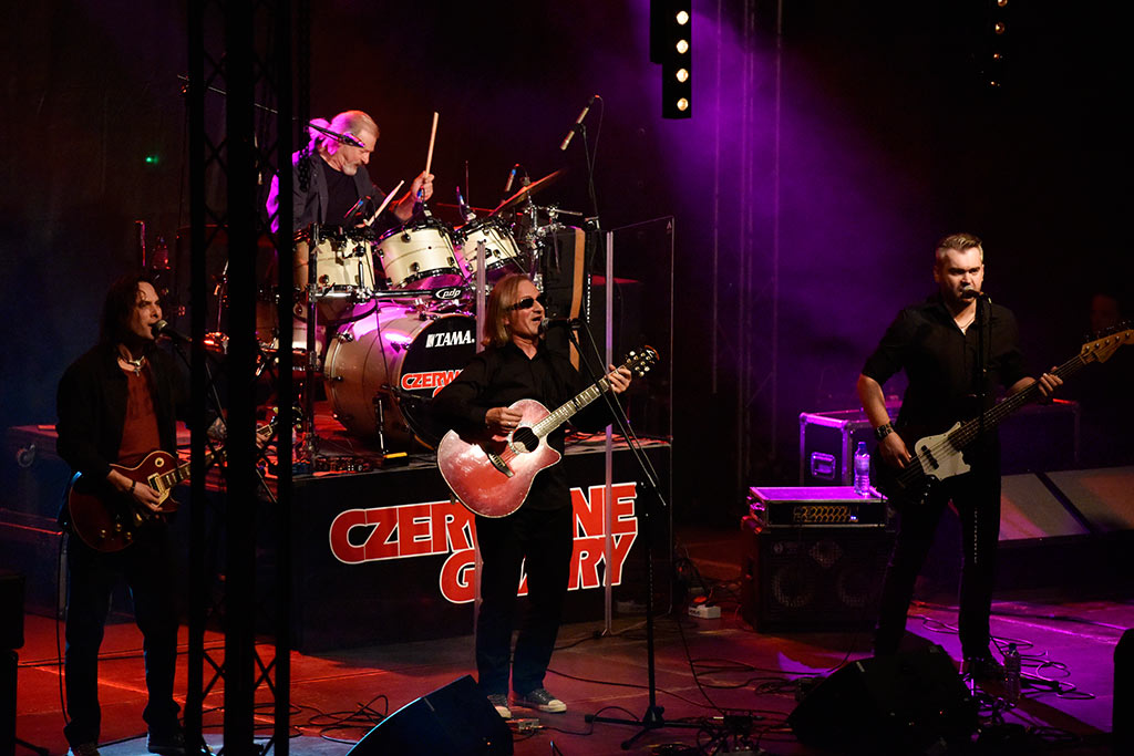 Ponad tysiac osób bawiło się na koncercie Czerwonych Gitar
