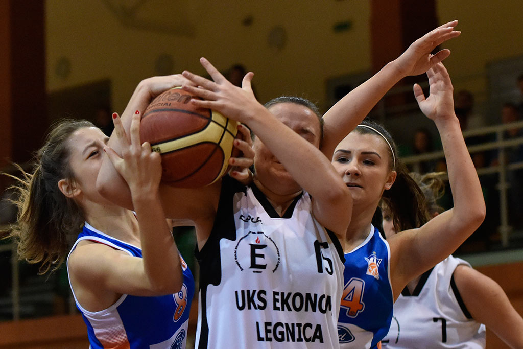 Koszykówka kobiet: Ekonom Legnica pokonał AZS II Poznań