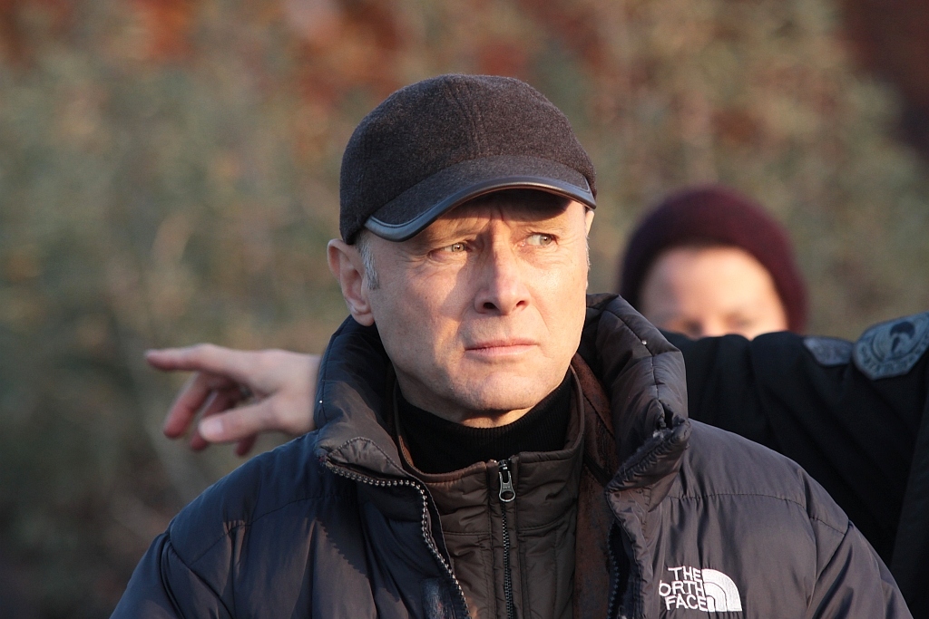 Krzysztof Pieczyński na planie serialu kręconego w Legnicy