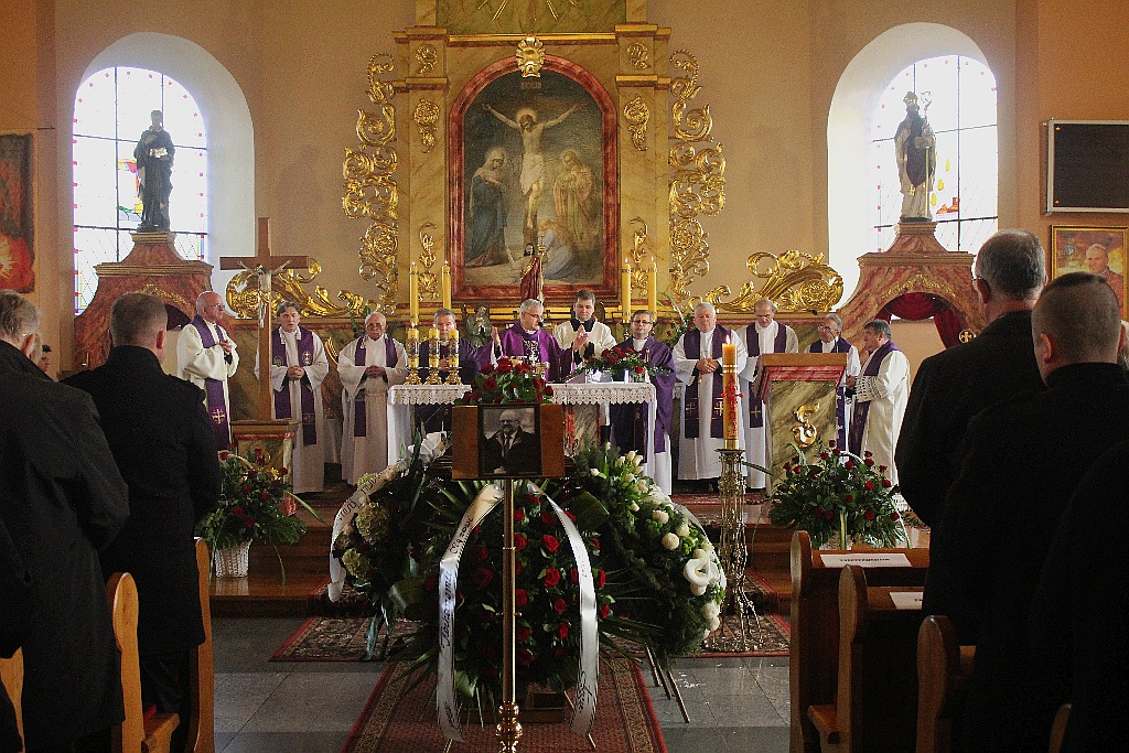 Tysiące osób pożegnały w Kunicach Janusza Mikulicza