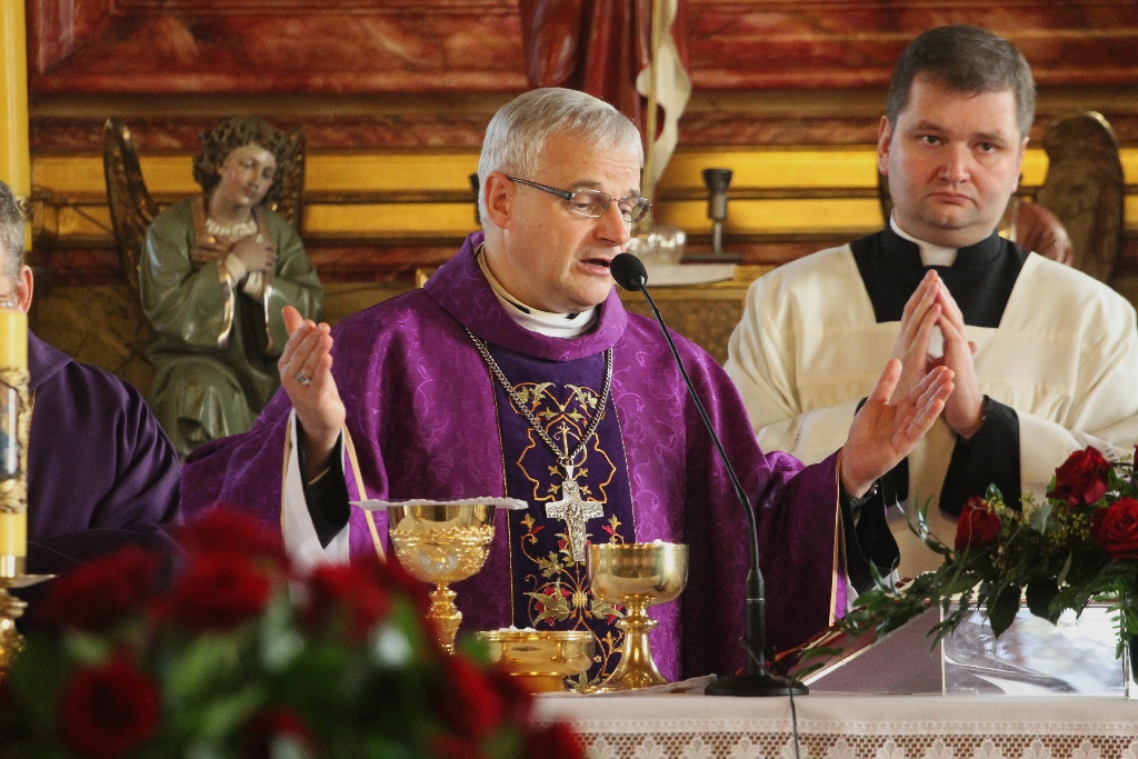 Tysiące osób pożegnały w Kunicach Janusza Mikulicza