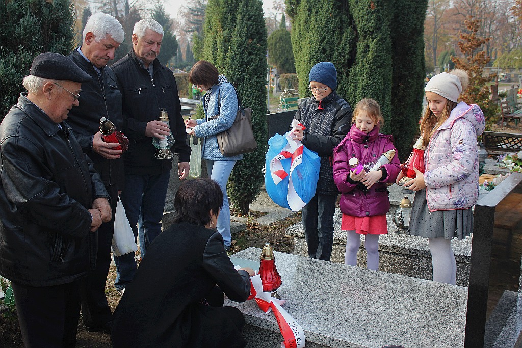 Zapalili znicze na grobach powstańców wielkopolskich