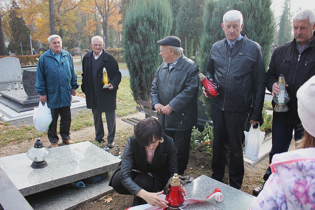 Zapalili znicze na grobach powstańców wielkopolskich