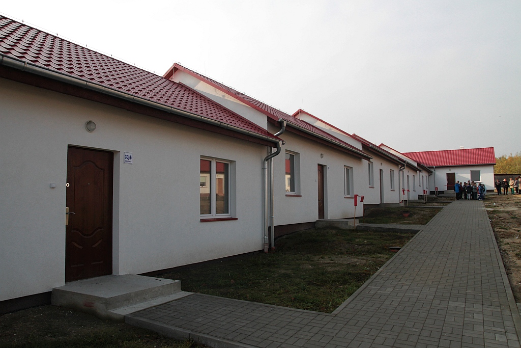 Uroczystość wręczenia kluczy do domków socjalnych w Okmianach