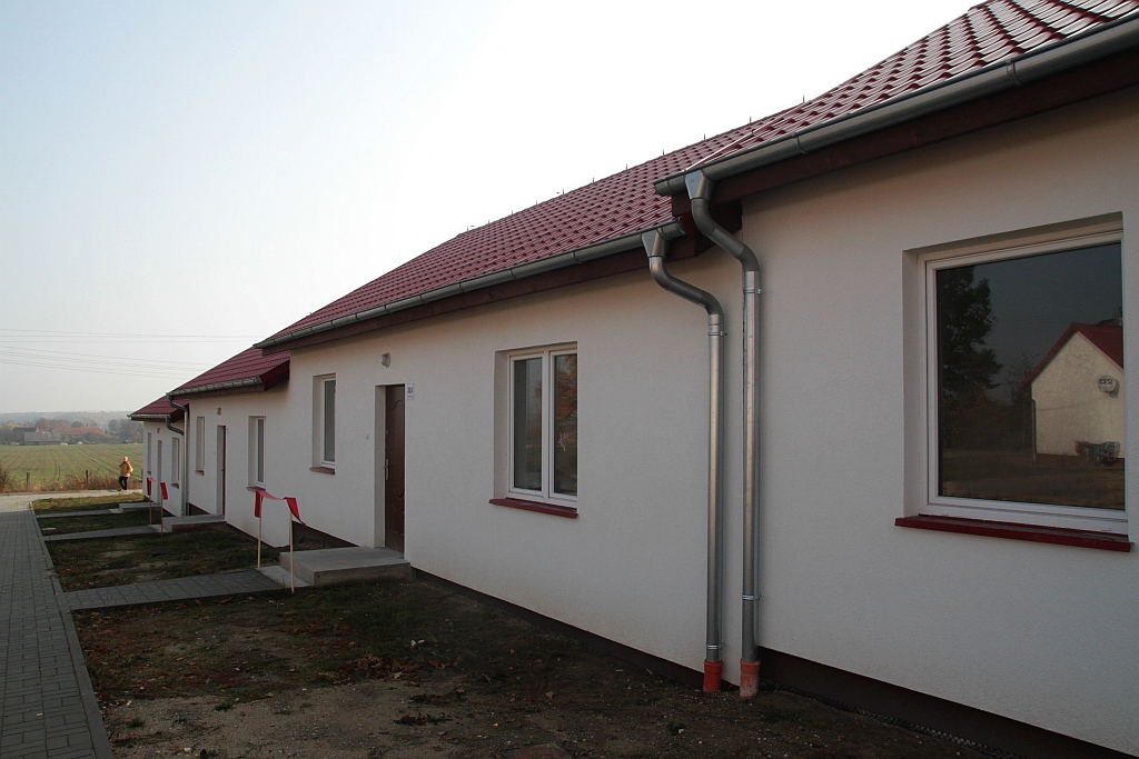 Uroczystość wręczenia kluczy do domków socjalnych w Okmianach