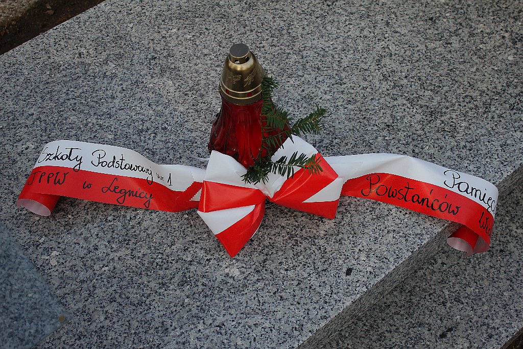 Zapalili znicze na grobach powstańców wielkopolskich