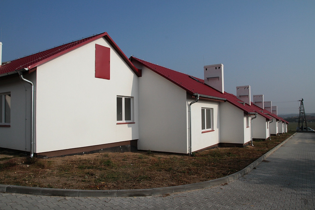 Uroczystość wręczenia kluczy do domków socjalnych w Okmianach