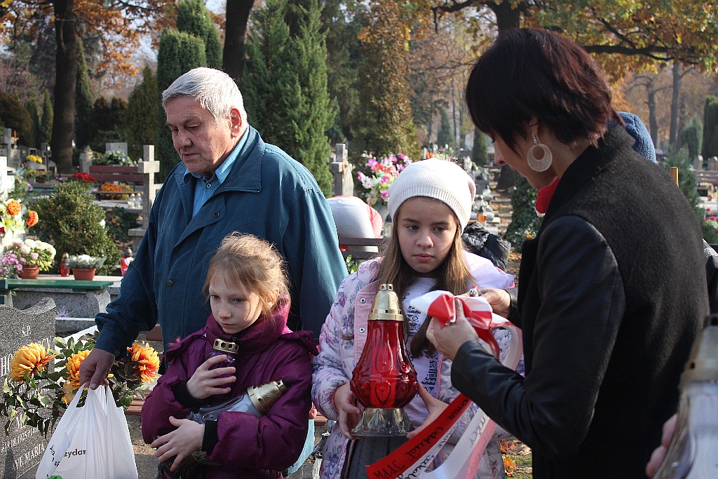 Zapalili znicze na grobach powstańców wielkopolskich