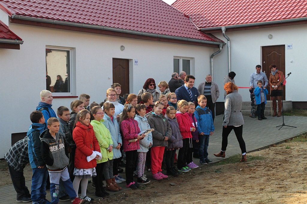Uroczystość wręczenia kluczy do domków socjalnych w Okmianach
