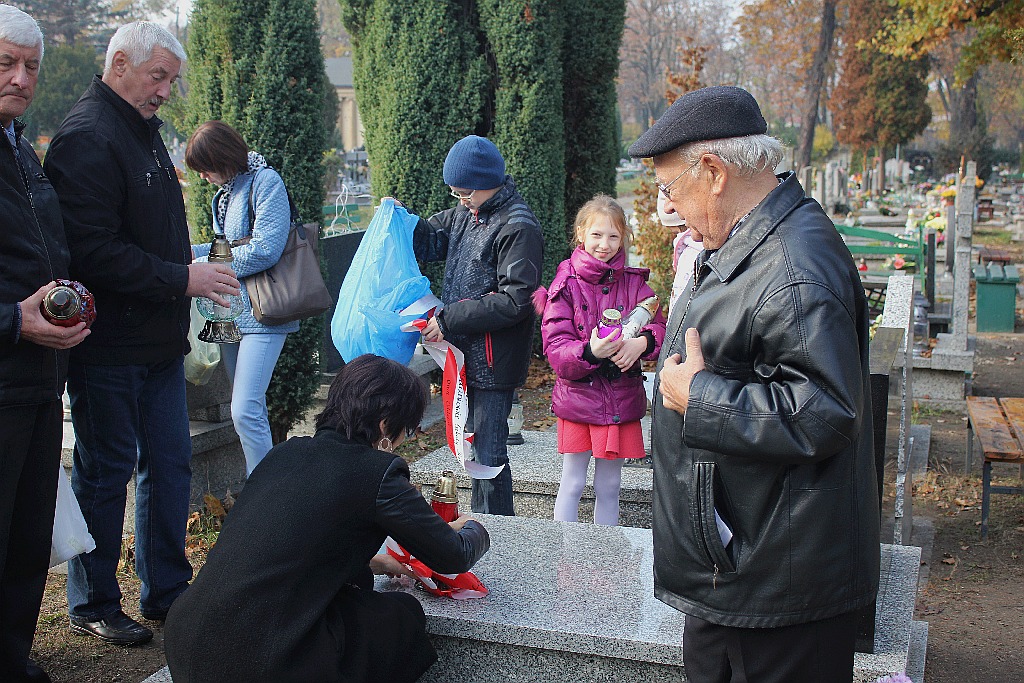 Zapalili znicze na grobach powstańców wielkopolskich