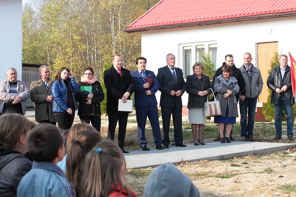 Uroczystość wręczenia kluczy do domków socjalnych w Okmianach