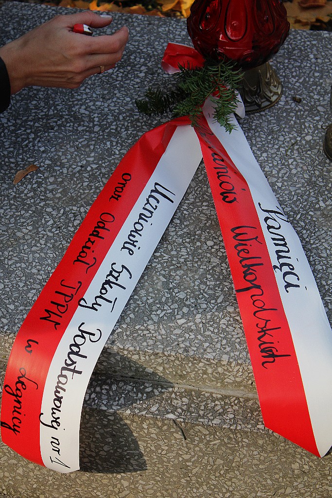 Zapalili znicze na grobach powstańców wielkopolskich