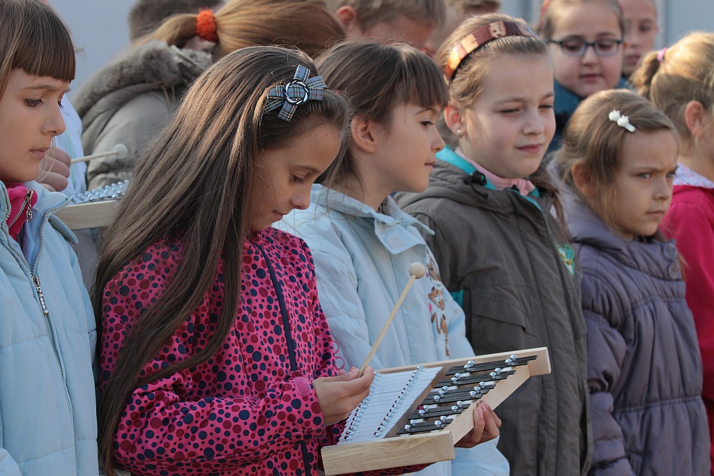 Uroczystość wręczenia kluczy do domków socjalnych w Okmianach