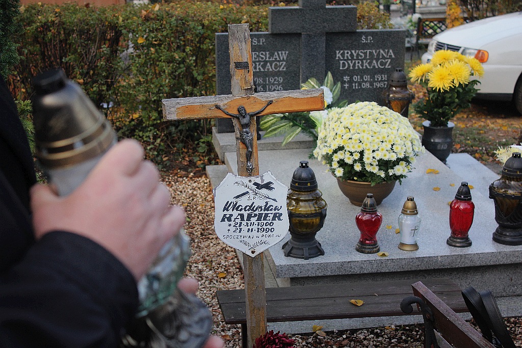 Zapalili znicze na grobach powstańców wielkopolskich