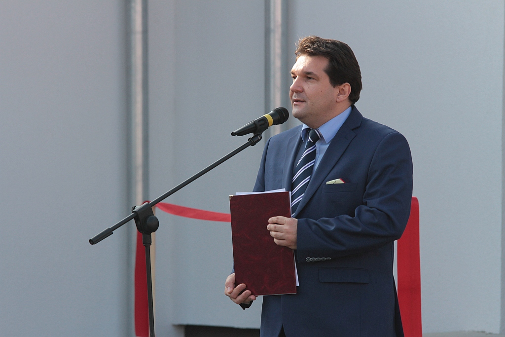 Uroczystość wręczenia kluczy do domków socjalnych w Okmianach