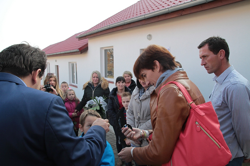 Uroczystość wręczenia kluczy do domków socjalnych w Okmianach
