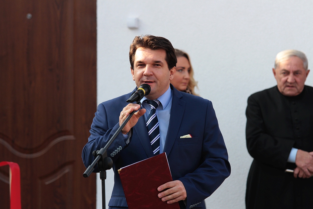 Uroczystość wręczenia kluczy do domków socjalnych w Okmianach