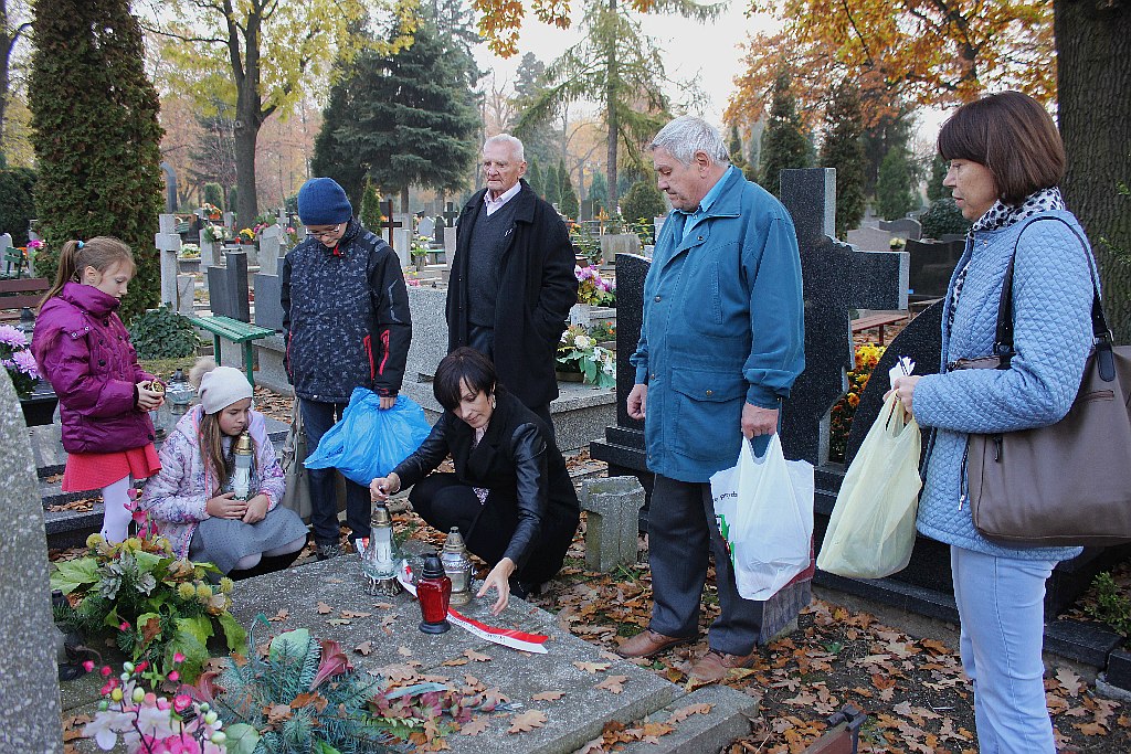 Zapalili znicze na grobach powstańców wielkopolskich