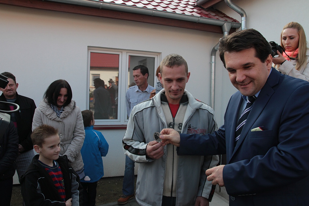 Uroczystość wręczenia kluczy do domków socjalnych w Okmianach