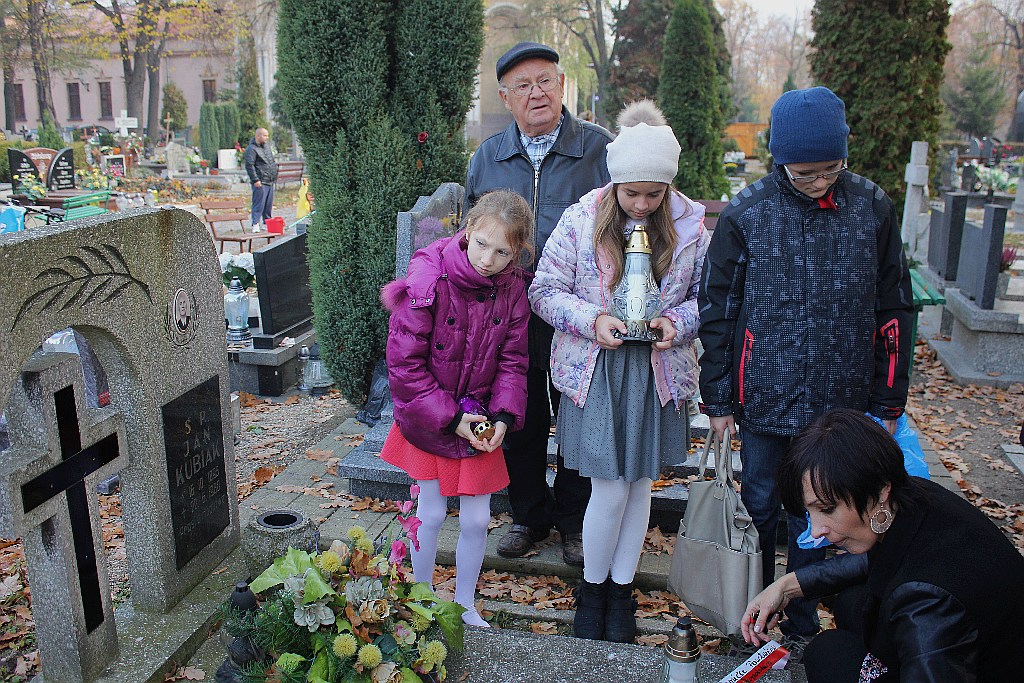 Zapalili znicze na grobach powstańców wielkopolskich