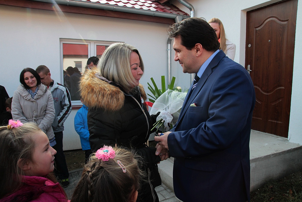 Uroczystość wręczenia kluczy do domków socjalnych w Okmianach