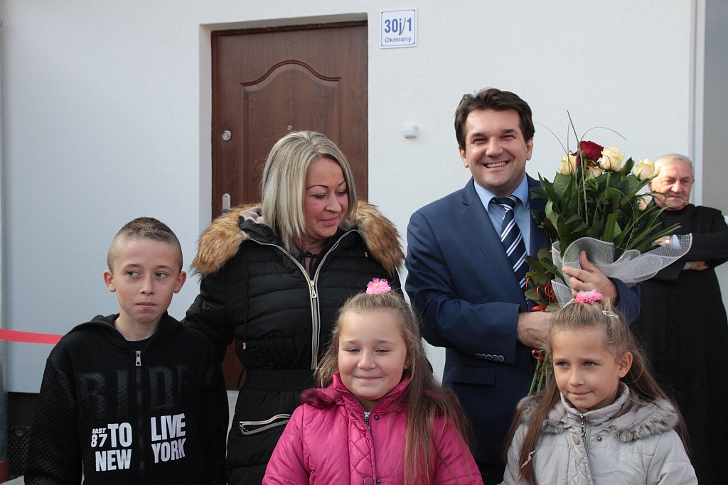 Uroczystość wręczenia kluczy do domków socjalnych w Okmianach