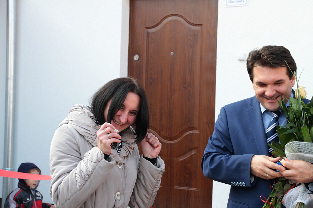 Uroczystość wręczenia kluczy do domków socjalnych w Okmianach