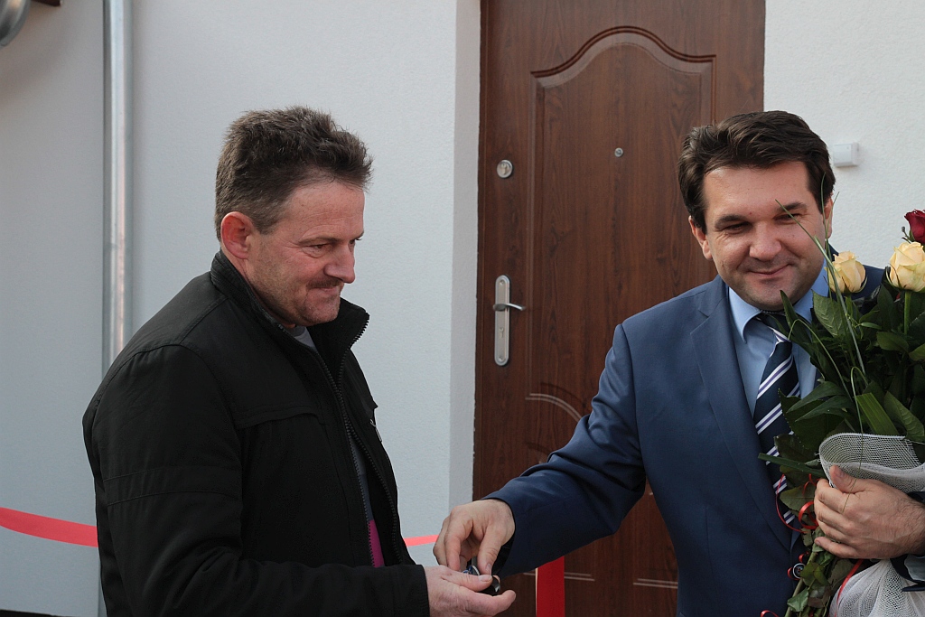 Uroczystość wręczenia kluczy do domków socjalnych w Okmianach