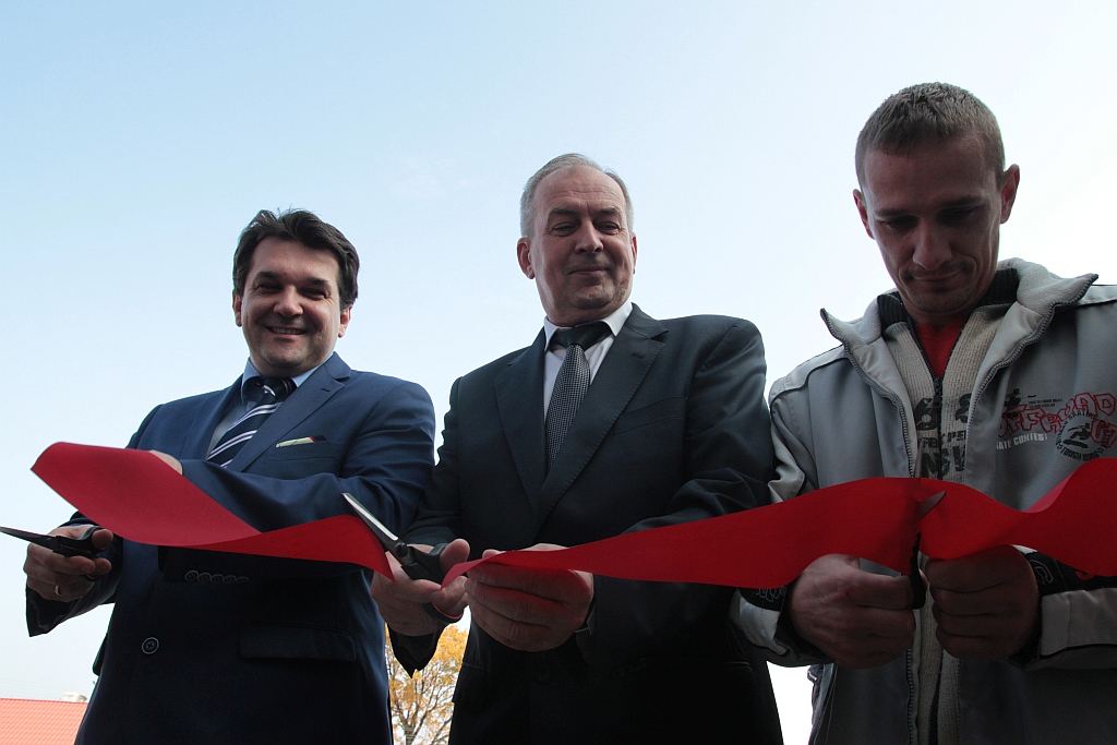 Uroczystość wręczenia kluczy do domków socjalnych w Okmianach