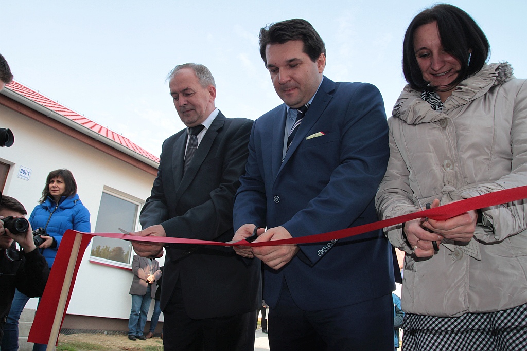 Uroczystość wręczenia kluczy do domków socjalnych w Okmianach