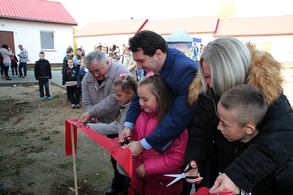 Uroczystość wręczenia kluczy do domków socjalnych w Okmianach
