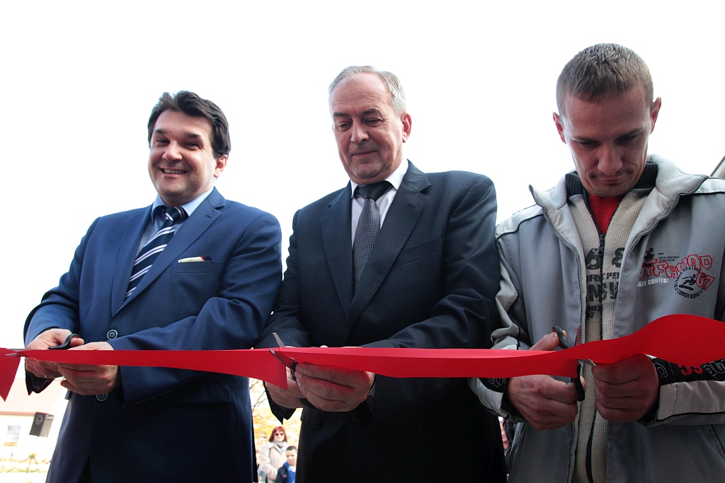 Uroczystość wręczenia kluczy do domków socjalnych w Okmianach