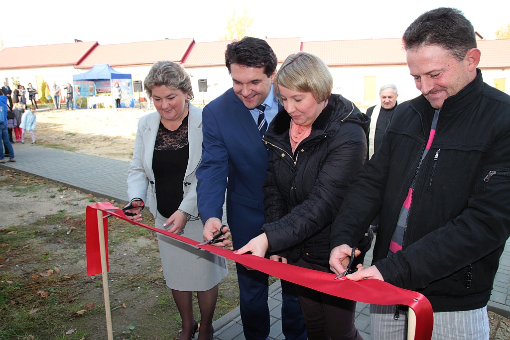 Uroczystość wręczenia kluczy do domków socjalnych w Okmianach