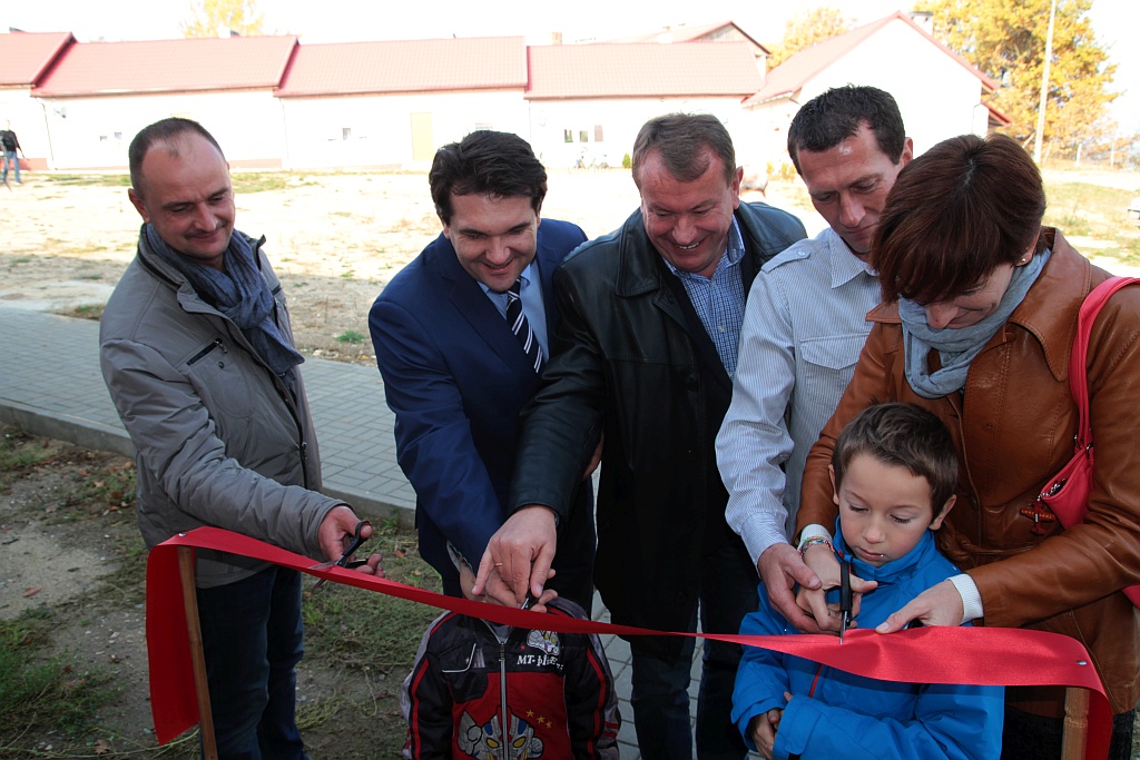 Uroczystość wręczenia kluczy do domków socjalnych w Okmianach
